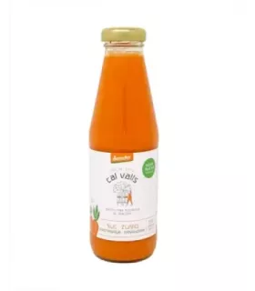 Botella de zumo de zanahoria fresco.
