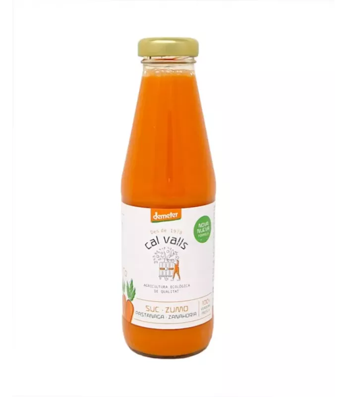 Botella de zumo de zanahoria fresco.